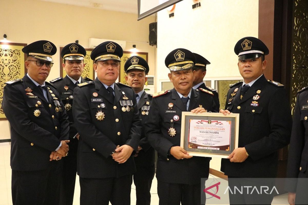 Kemenkumham Riau serahkan penghargaan pada petugas berprestasi