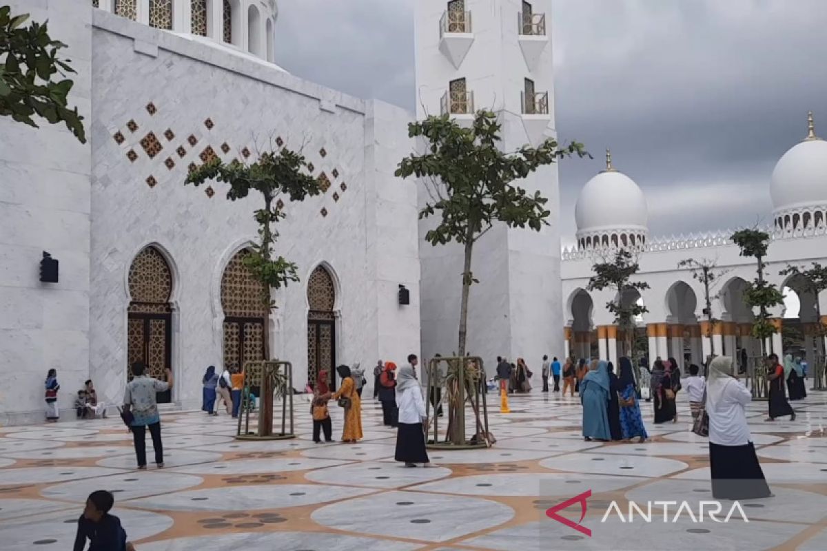 Pemkot Surakarta tertibkan parkir liar sekitar Masjid Sheikh Zayed