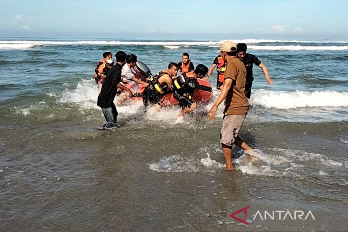 Niat berenang, tiga meninggal dan dua hilang tenggelam di perairan Pantai Panjang Bengkulu