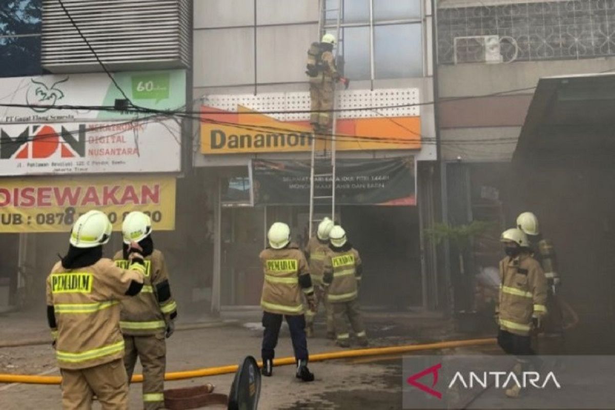 Ruko Bank Danamon di Duren Sawit, Jakarta Timur terbakar