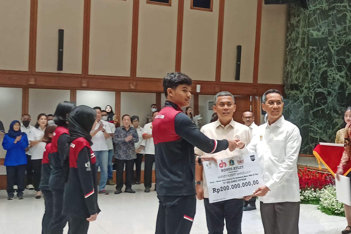 Jakarta governor hands cash bonuses to SEA Games athletes