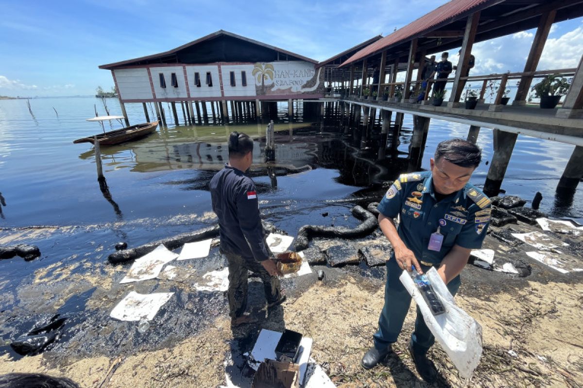 Petugas bersihkan polutan di Pantai Kampung Melayu Batam