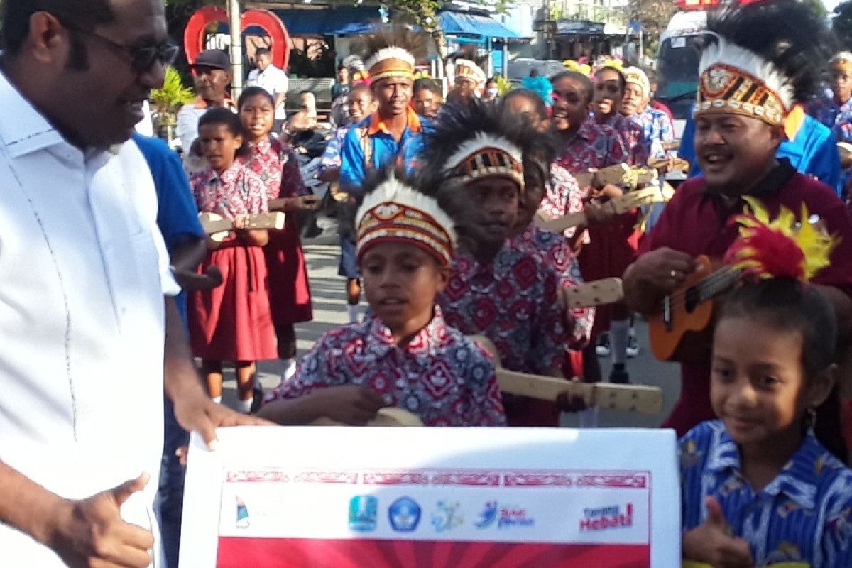Disdikbud Biak Numfor beri hadiah Rp5 juta kepada peserta parade drumben
