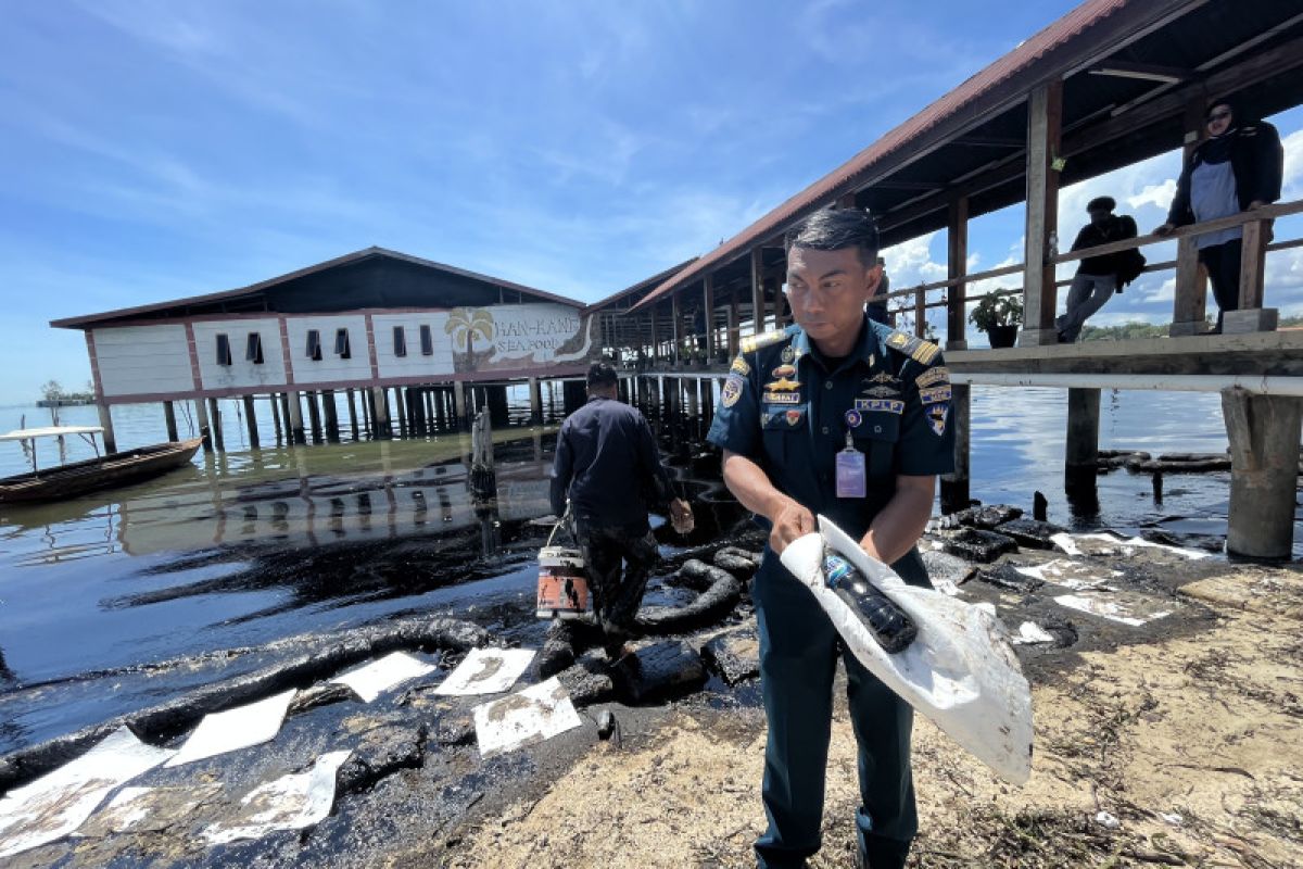 Nelayan Batam khawatir banyak ikan mati akibat pantai tercemar limbah