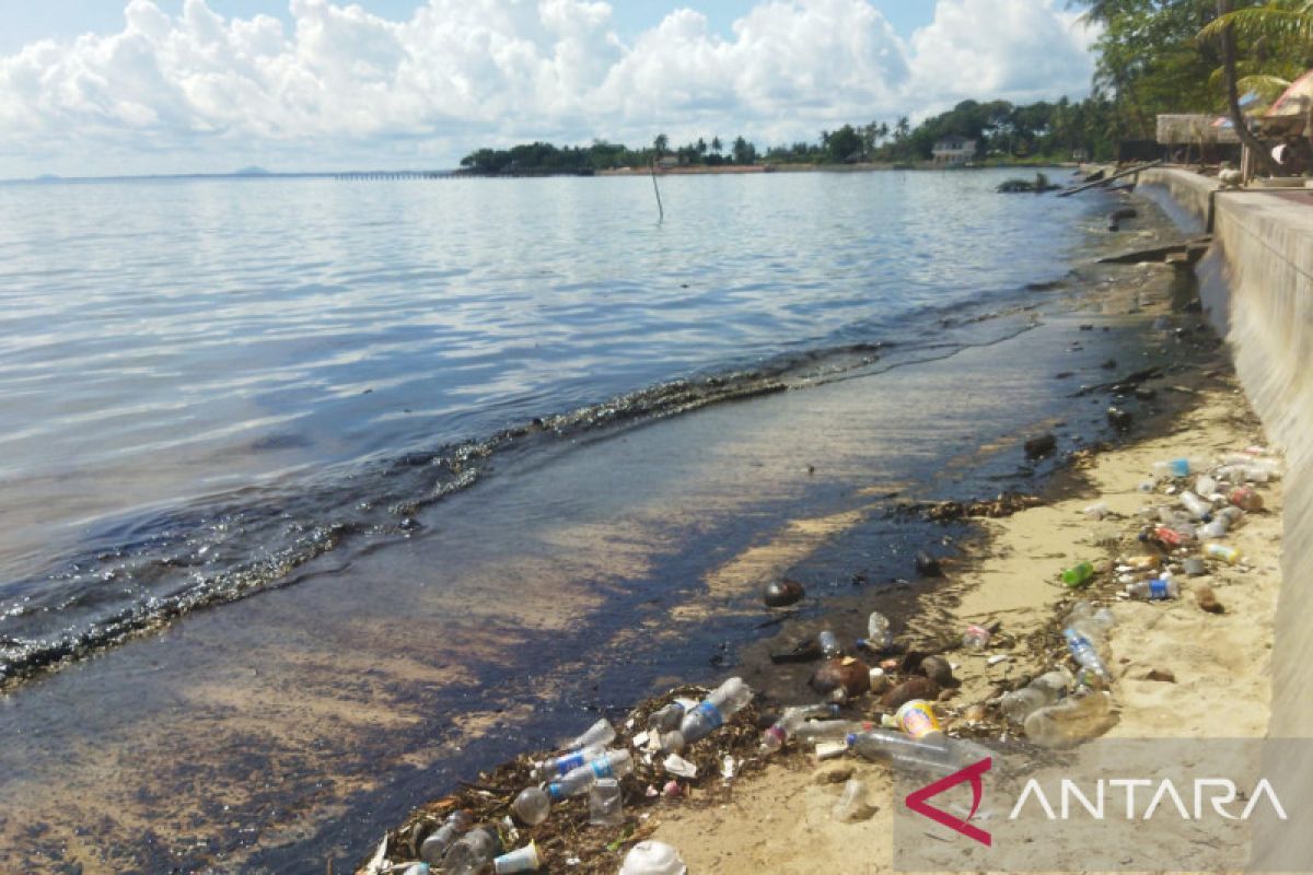 Air laut di perairan Pantai Kampung Melayu Batam berubah jadi hitam