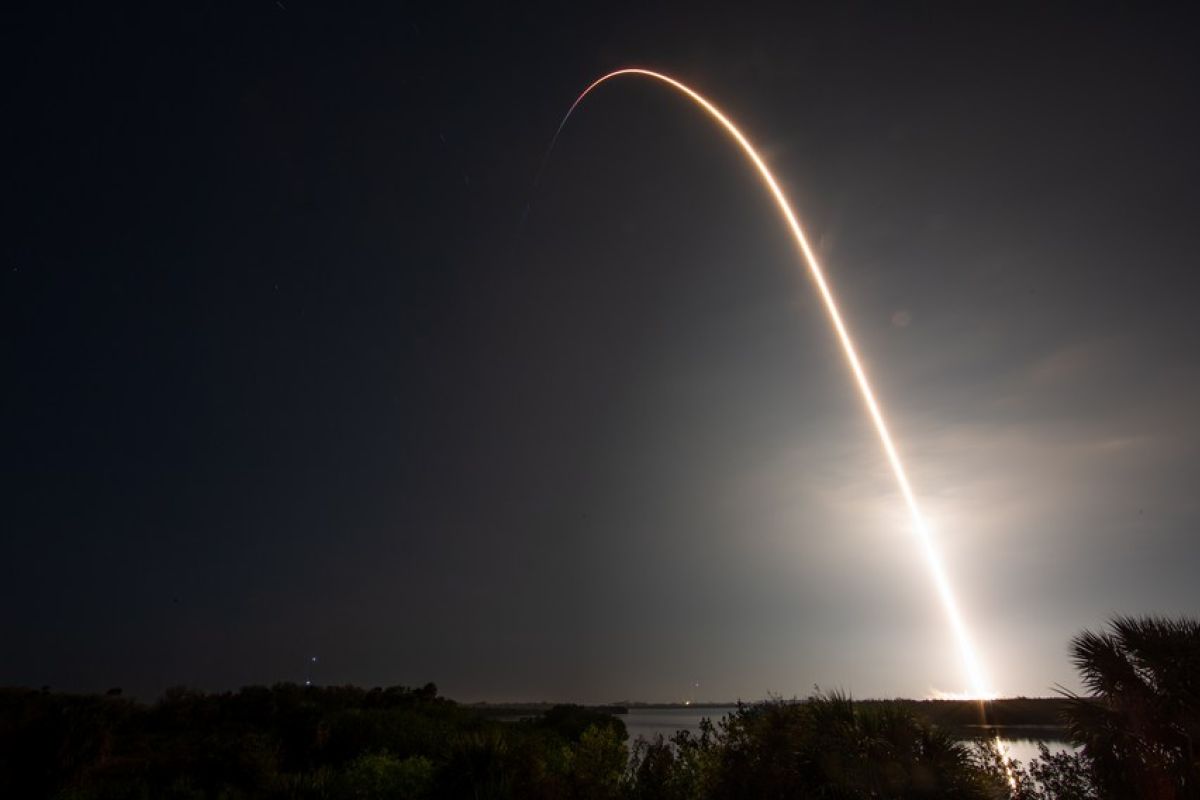 Astronaut akan relokasi pelabuhan docking wahana antariksa SpaceX