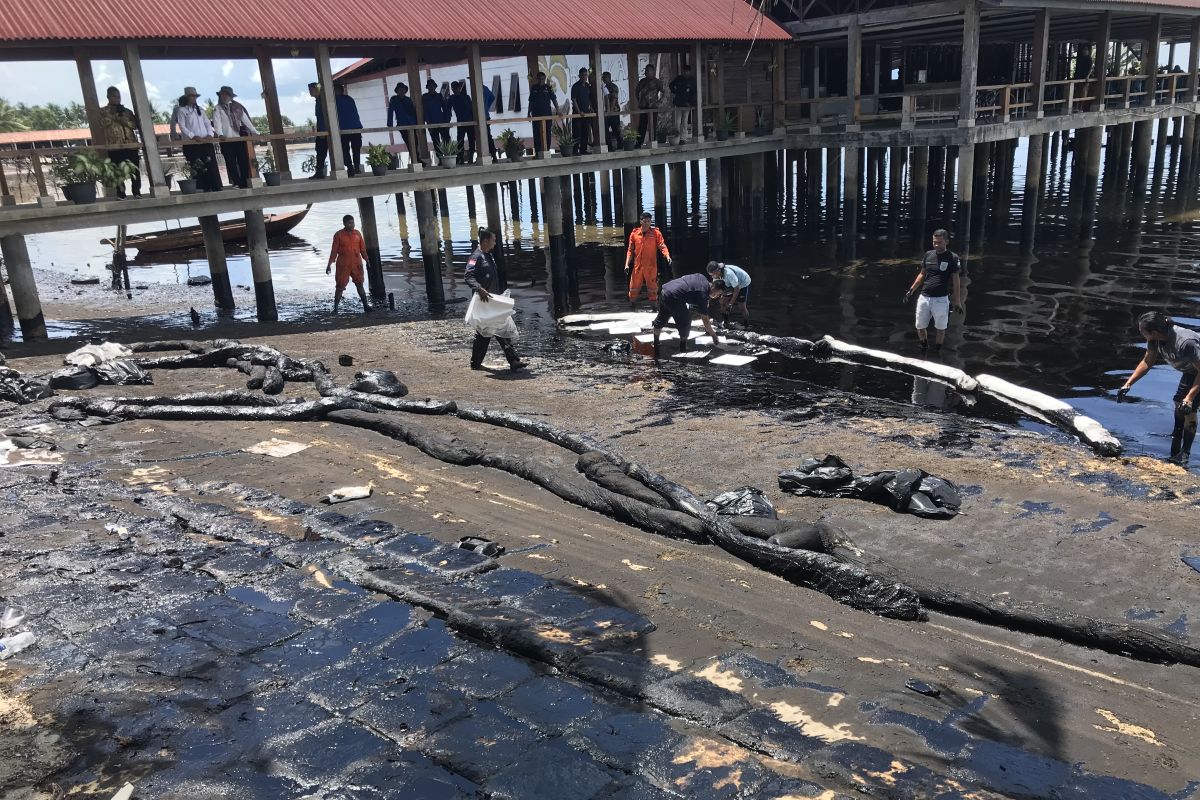 Limbah minyak di perairan Batam diduga dari kapal terbakar di Perairan Malaysia