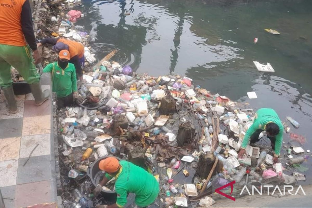 DLH menggerakkan 265 petugas untuk bersihkan sampah di Kota Kendari