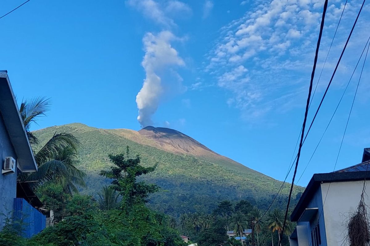 Kemarin, Gunung Gamalama Ternate berpotensi erupsi hingga peran masjid