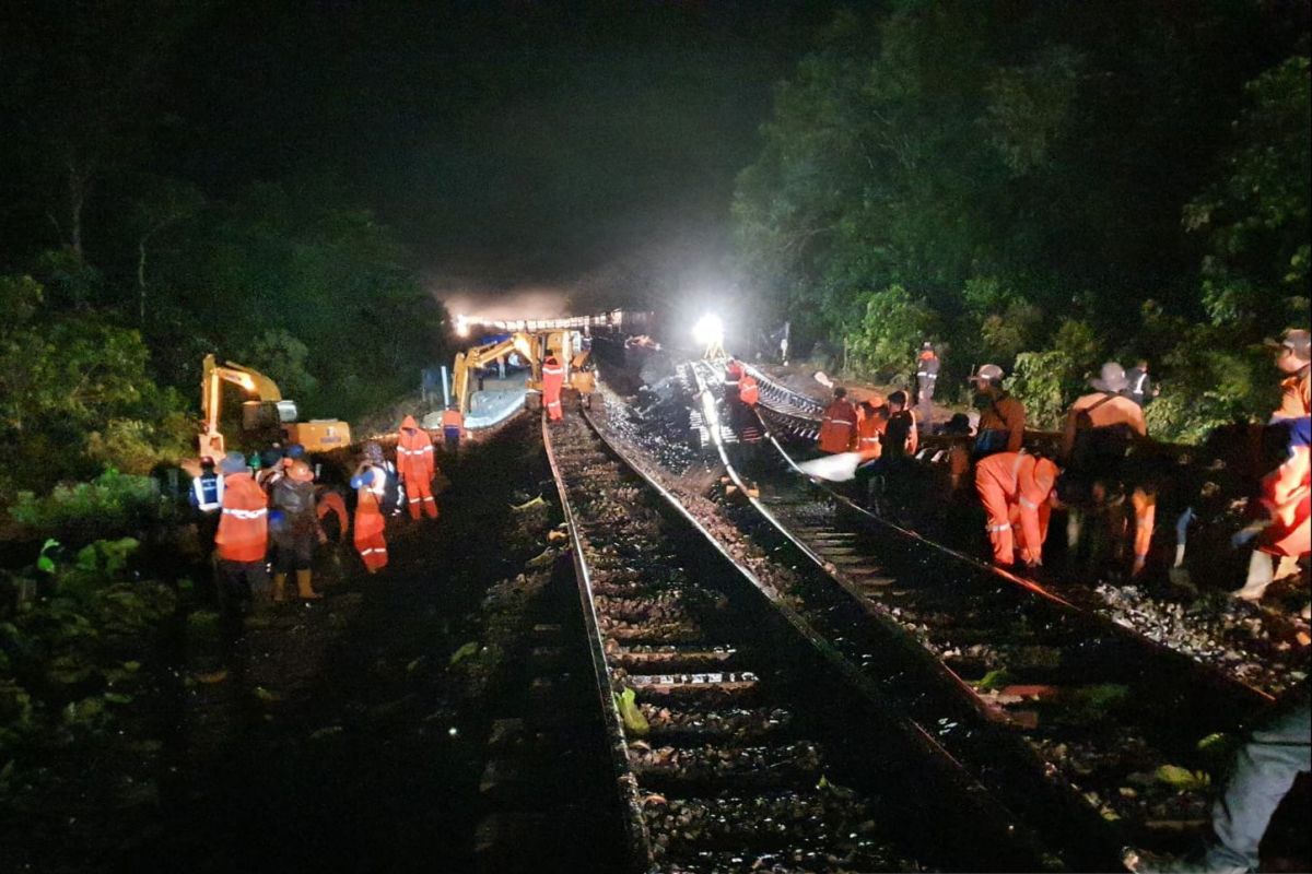 KAI lanjutkan perbaikan jalur rel kereta api yang ambles di Negeri Agung