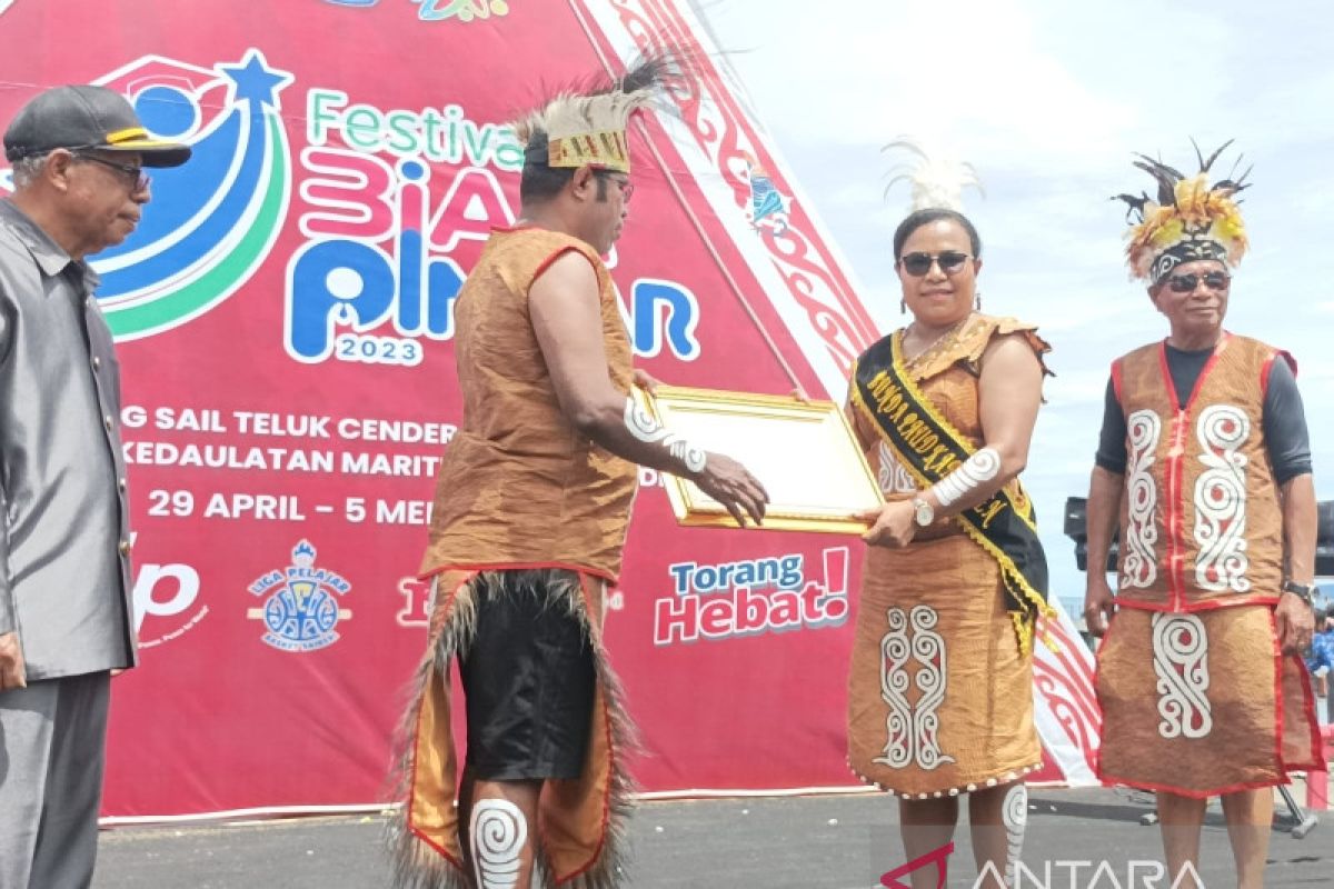 Kemendikbudristek beri penghargaan kepada Bunda PAUD Biak