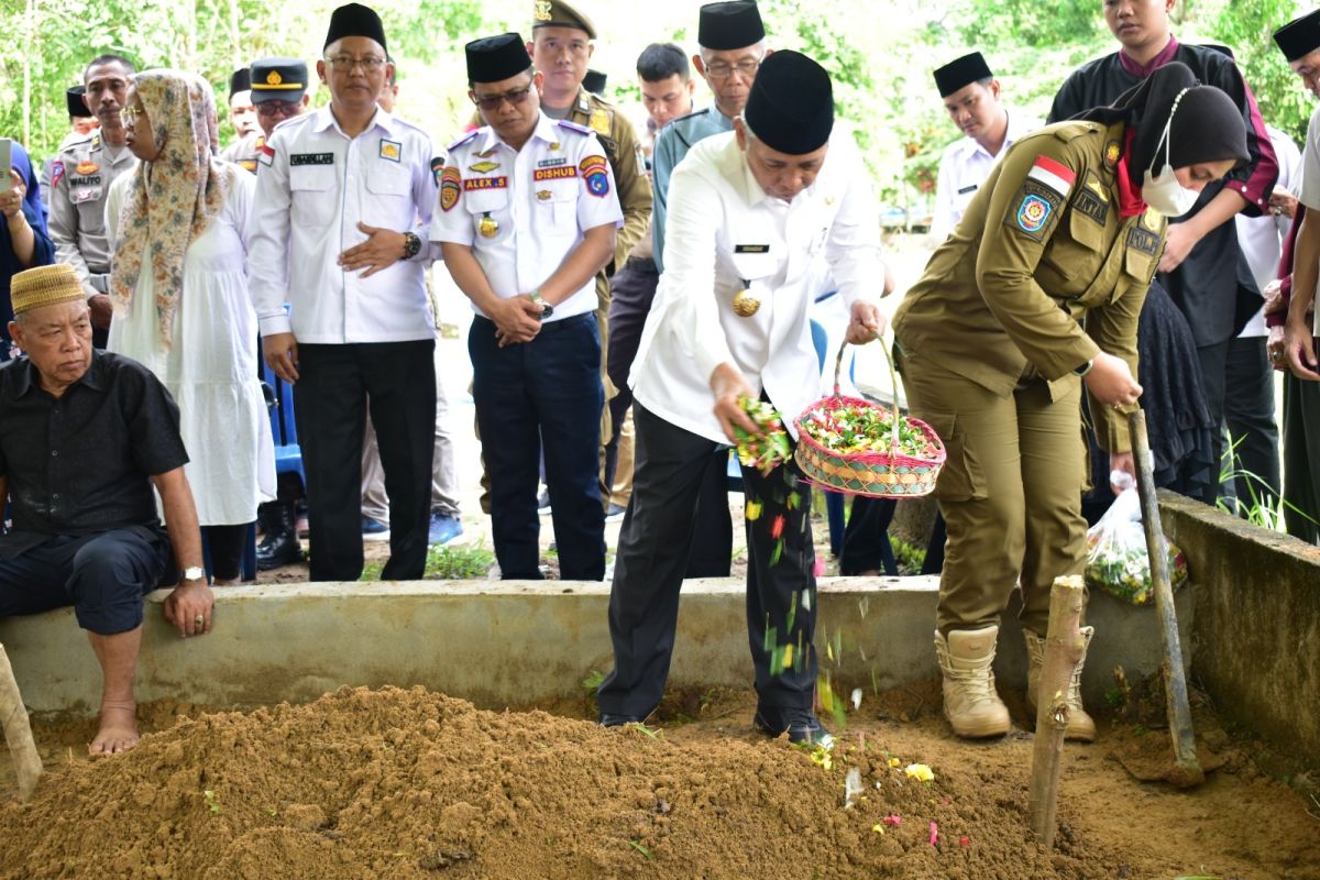 Bupati OKI Lepas Jenazah Abdurrahman ke Peristirahatan Terakhir