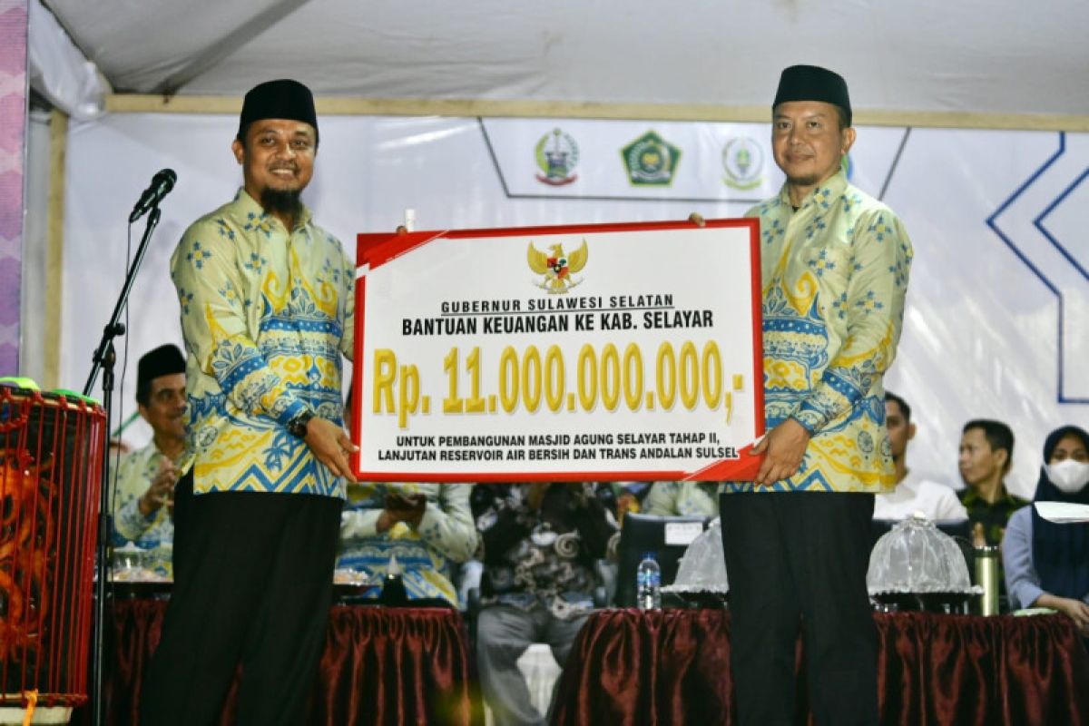 Gubernur Sulsel serahkan bantuan keuangan Rp11 miliar untuk bangun Selayar