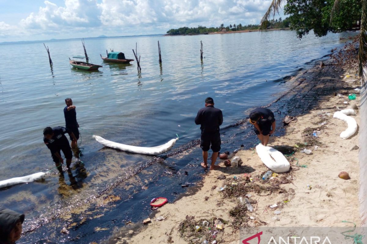 Dispar Kepri : Limbah minyak hitam bisa mengganggu pariwisata