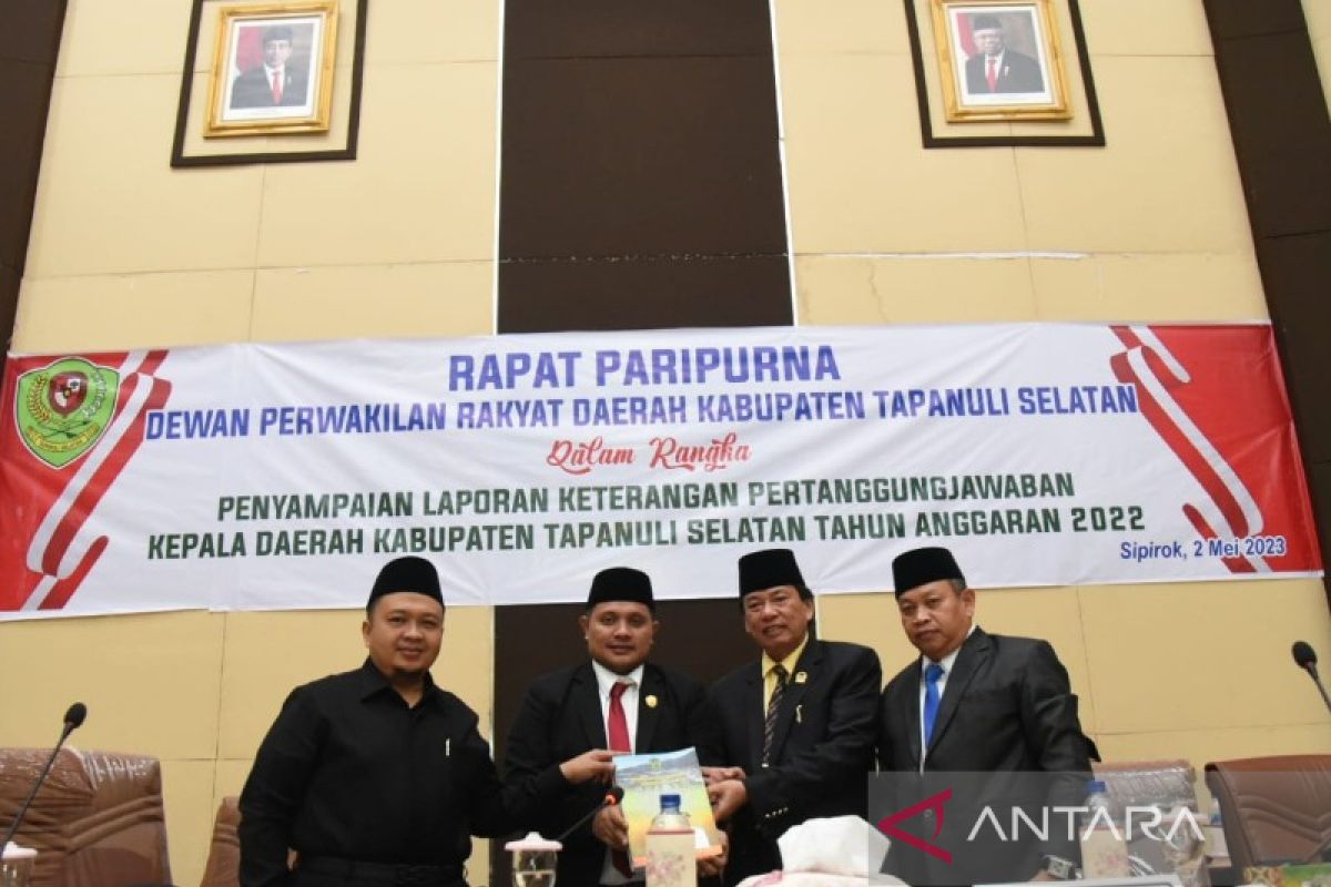 Bupati Tapsel sampaikan nota LKPJ 2022, APBD digunakan danai urusan pemerintah