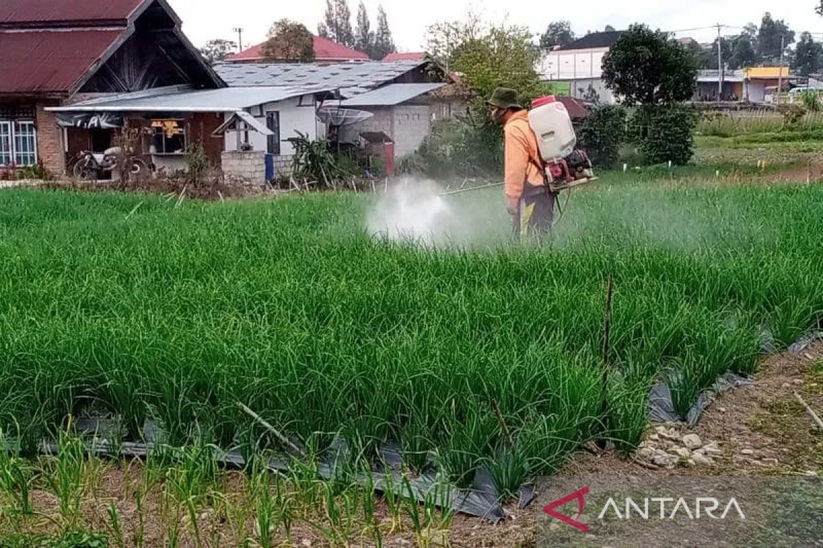 Wagub Sumbar edukasi petani kurangi pengguna pestisida