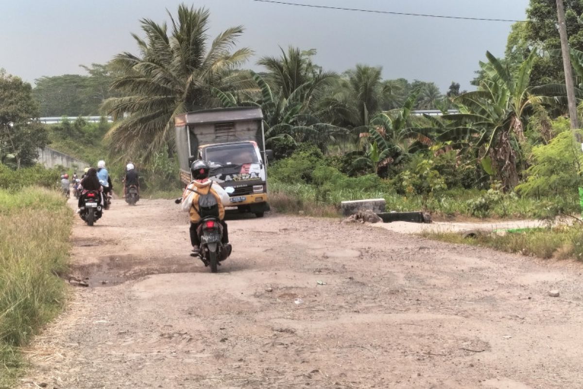 Jalan penghubung antarkecamatan di Lampung Selatan rusak parah
