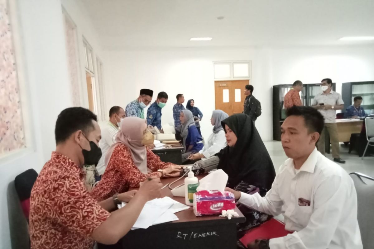 Ratusan bacaleg Pemilu 2024 cek kesehatan di DPRD Lombok Tengah