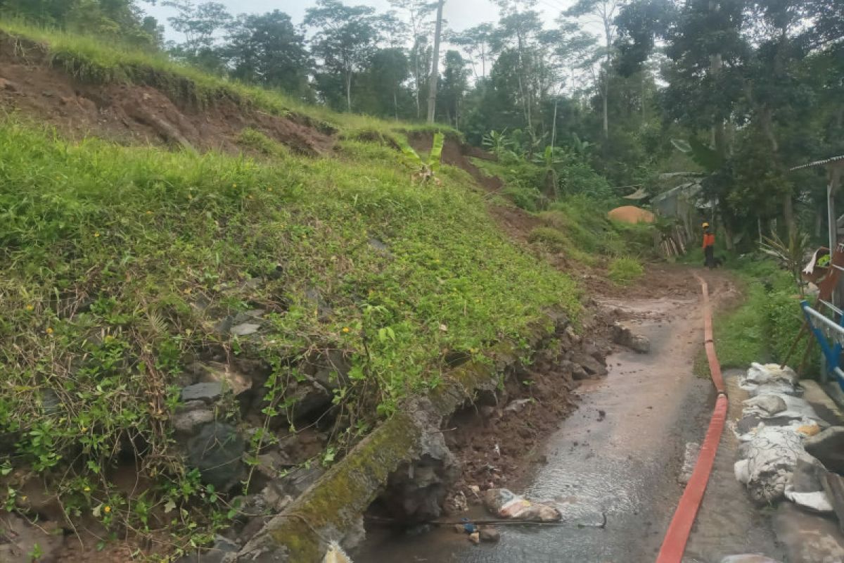 BPBD Tasikmalaya: Longsor tutup akses jalan antarkabupaten di Cineam