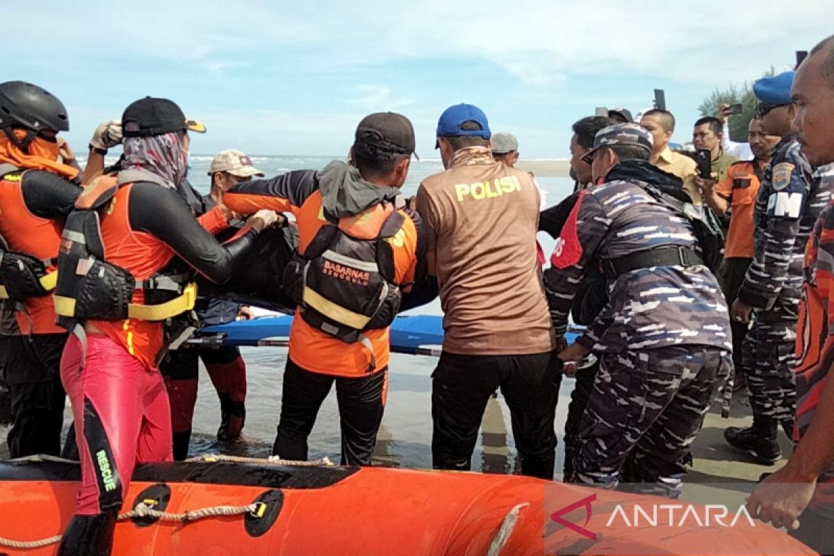 Basarnas temukan dua warga Palembang hanyut di Pantai Panjang Bengkulu