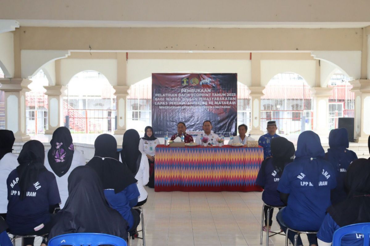 Warga binaan Lapas Perempuan Mataram ikuti pelatihan Batik Ecoprint