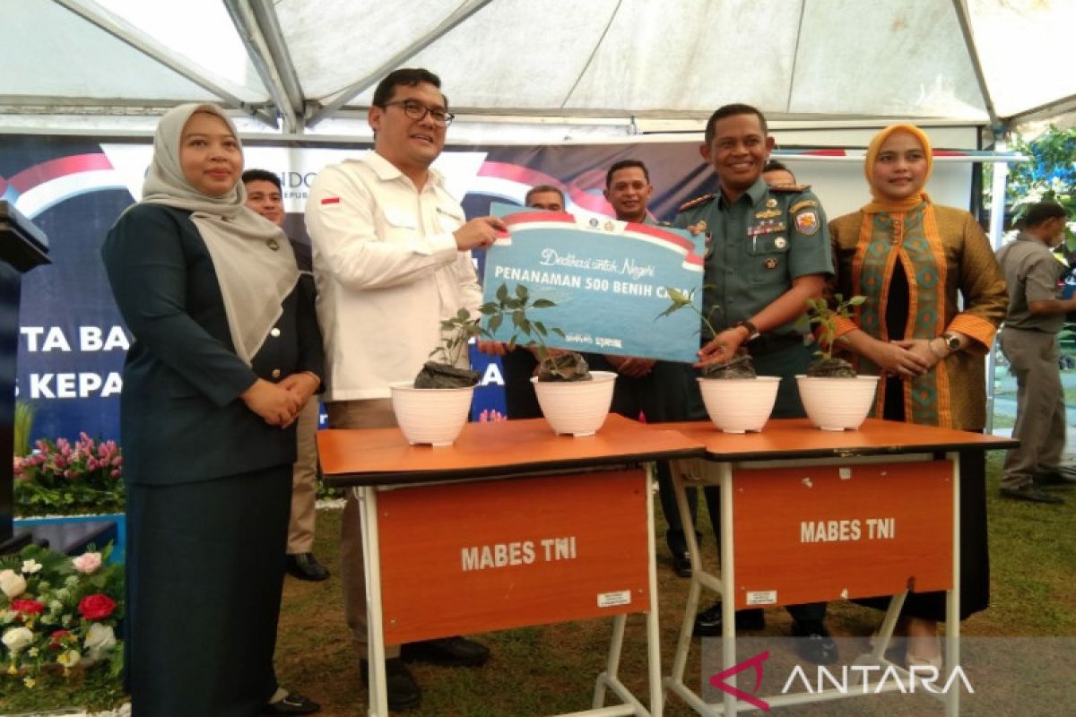 BI Sultra menyerahkan 500 bibit cabai ke prajurit TNI AL Kendari