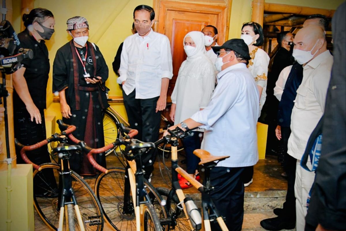 Sepeda bambu sebagai cenderamata untuk tamu KTT ASEAN