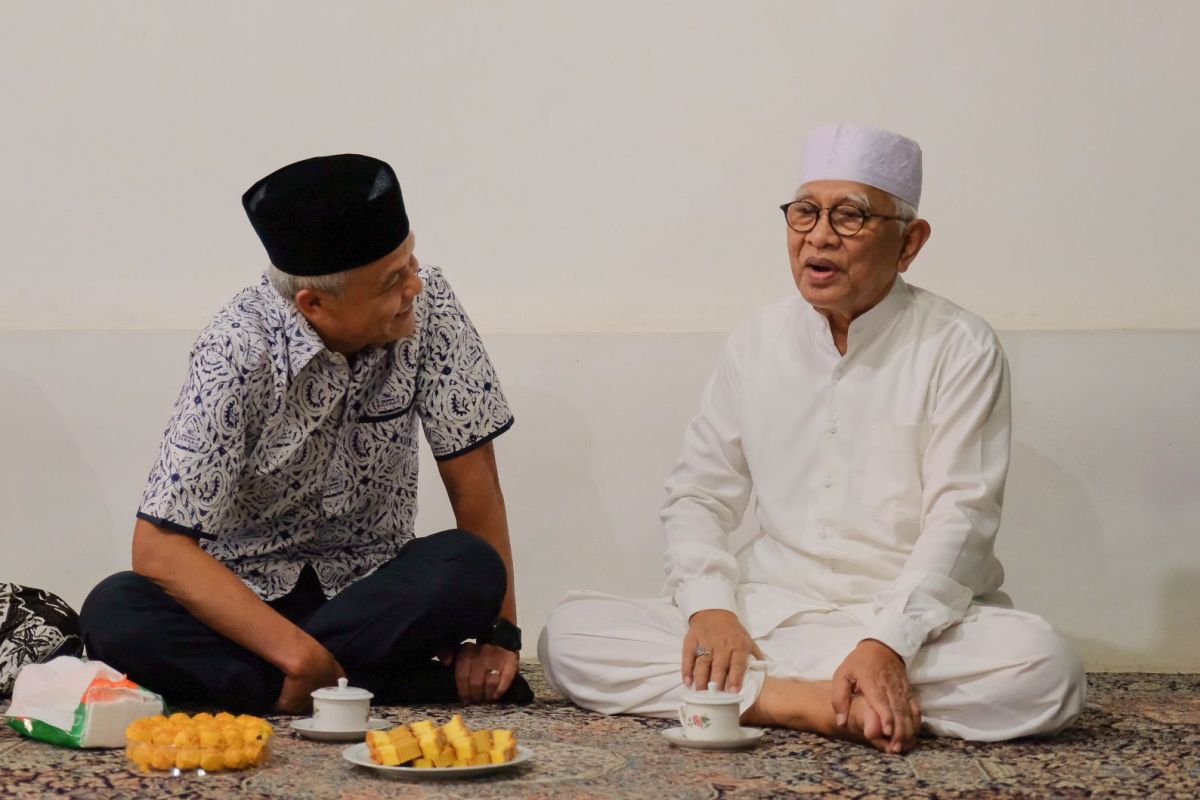 Ganjar bersilaturahim dengan Gus Mus di Rembang