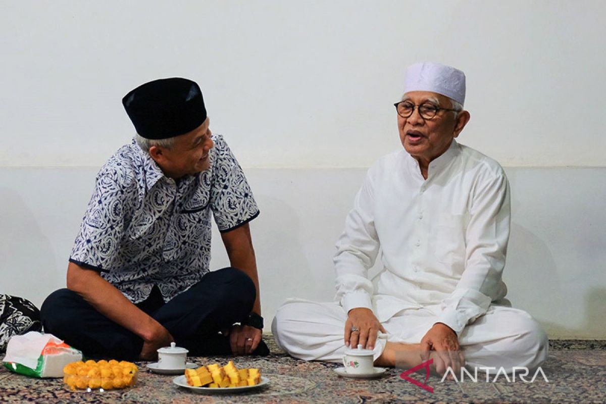 Ganjar bersilaturahim dengan Gus Mus di Rembang