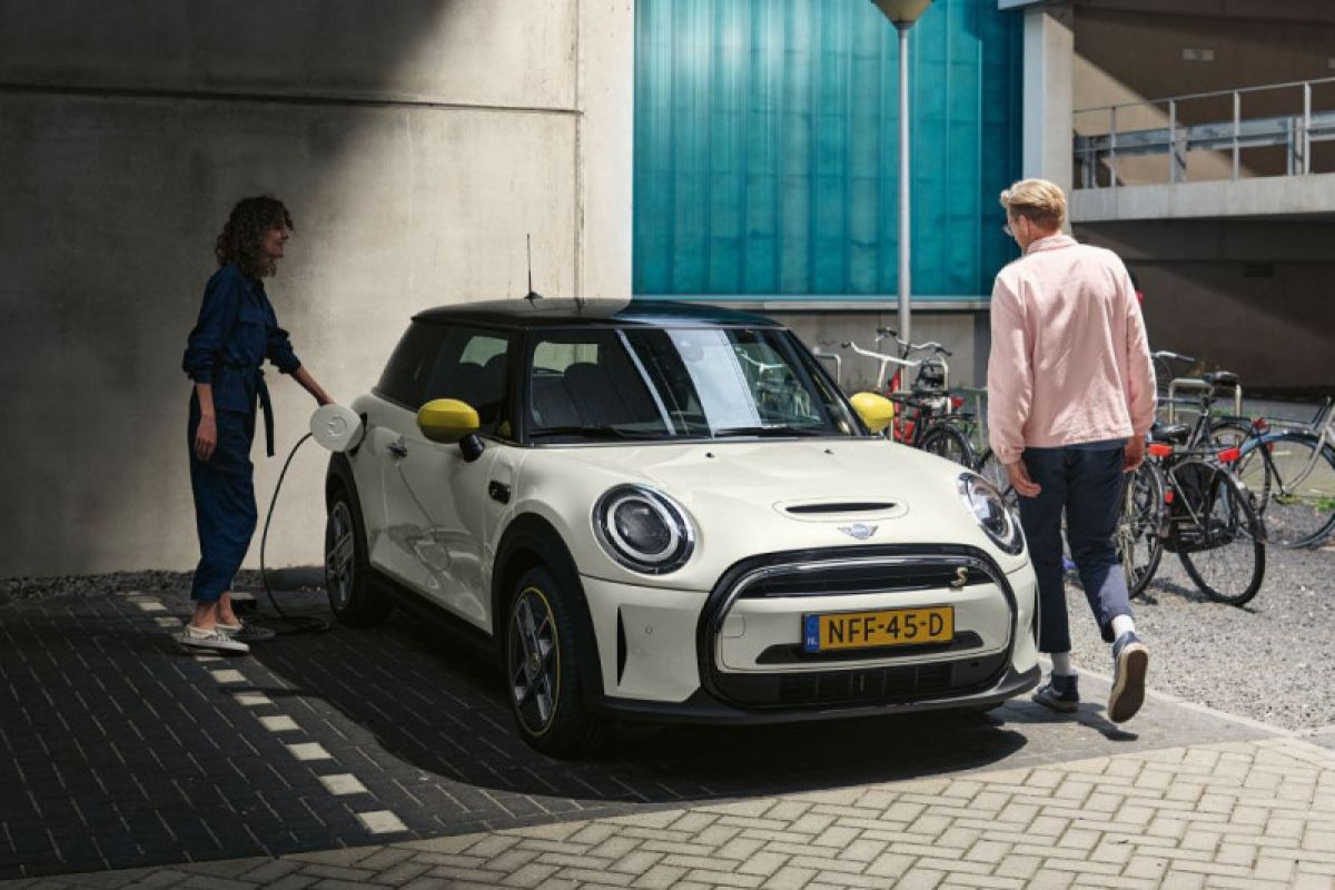 MINI Cooper Electric 2025 akan hadir dengan tenaga dan jangkauan lebih