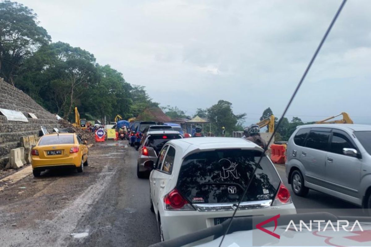 Pengguna jalan diminta hati-hati melintas di jalur Sate Sinta-Cijedil