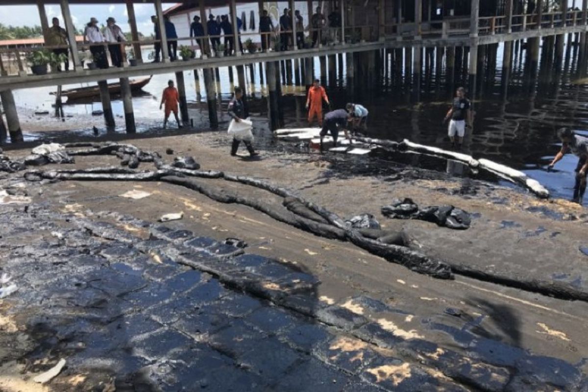 Pencemaran limbah minyak di Batam diduga dari kapal terbakar di Perairan Malaysia