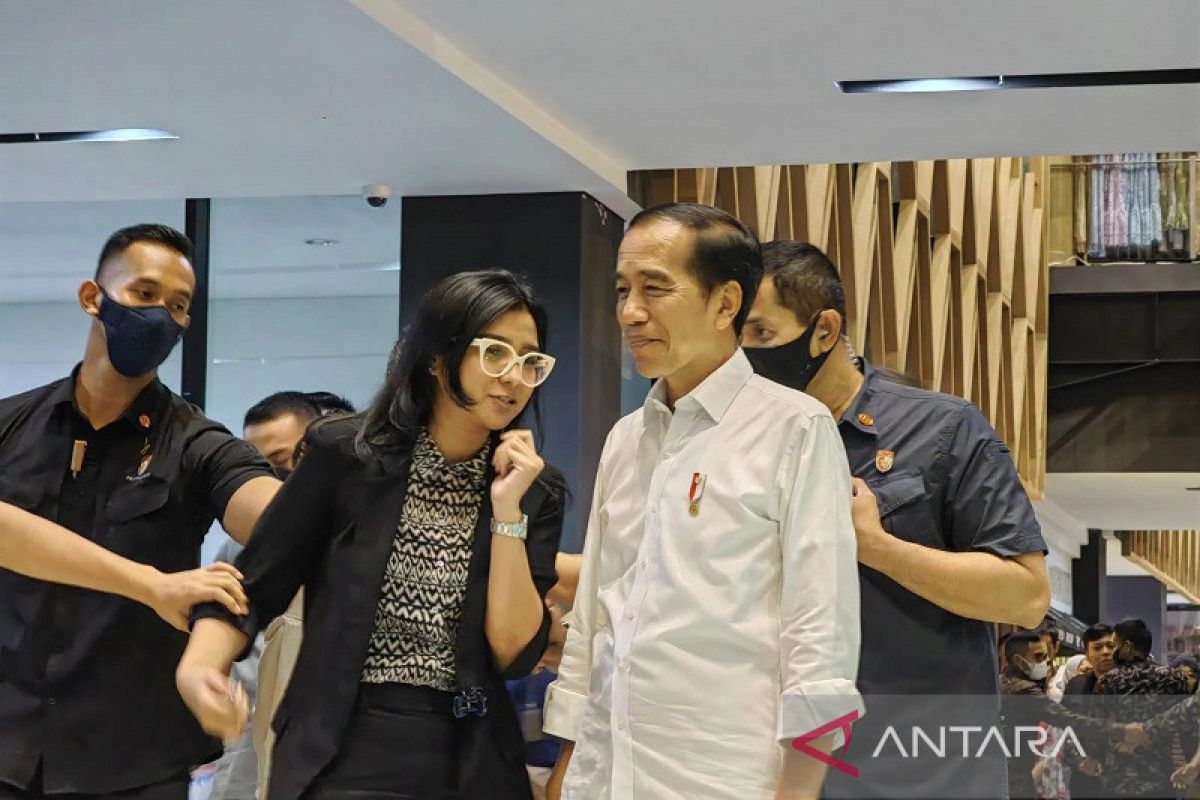 President reviews sales trends at two locations in Jakarta