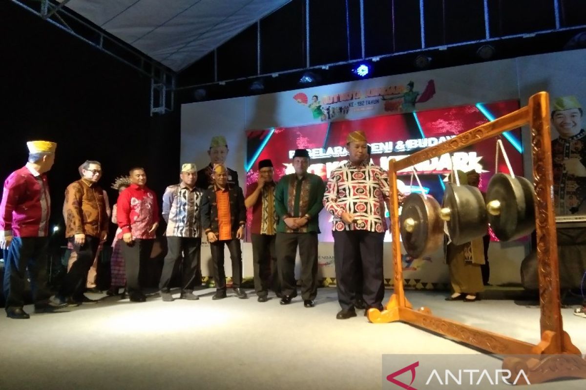 Pj Wali Kota Kendari mengajak masyarakat lestarikan adat dan budaya