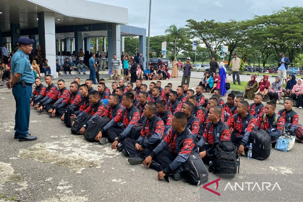 Lanal Kendari kirim 46 Casis Tamtama TNI AL jalani tes akhir di Malang
