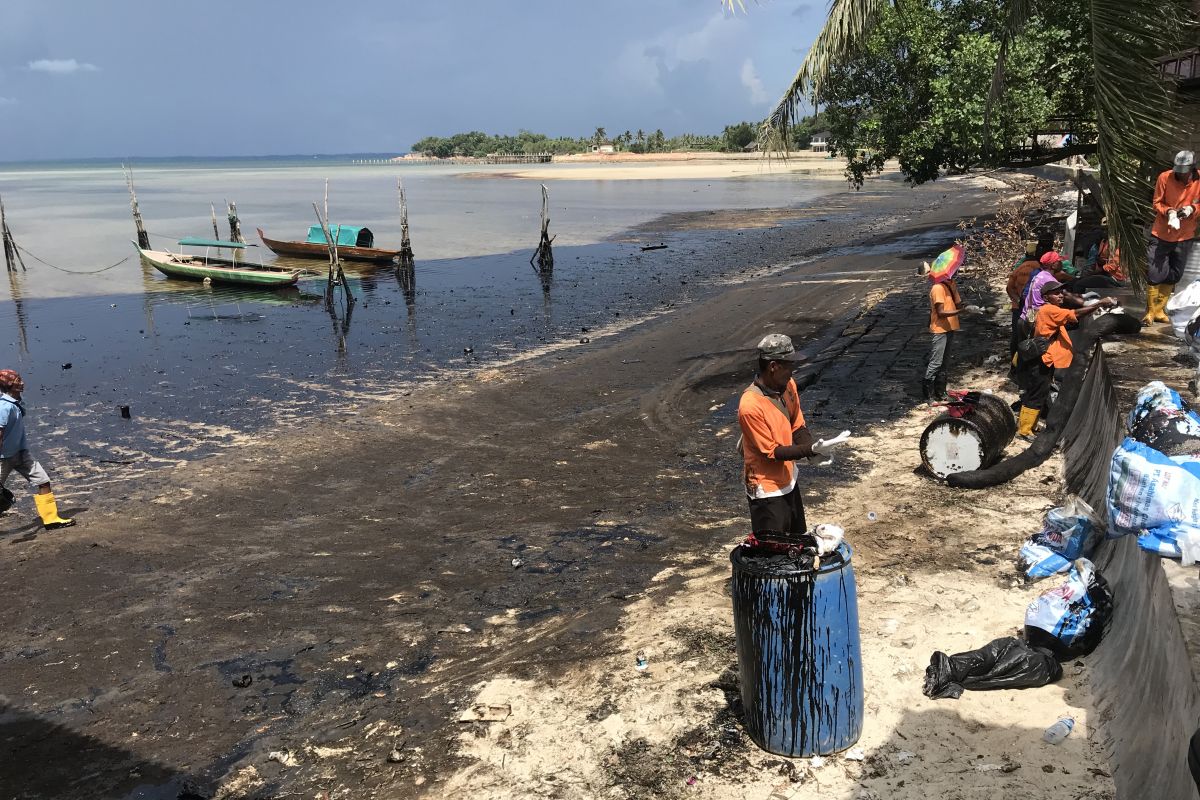 Port authority removes 4 tons oil waste from Batam beach