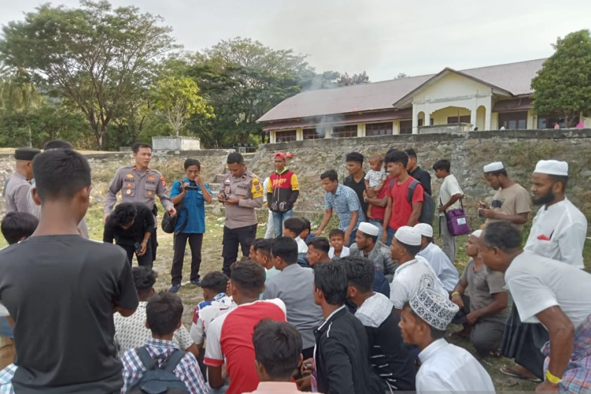 141 pengungsi Rohingya dari Ladong Aceh Besar dipindahkan ke Padang Tiji, Pidie