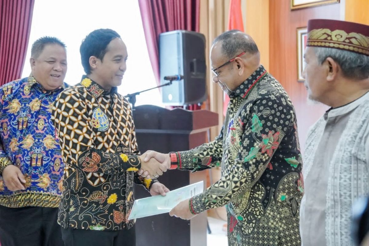 Wamen ATR/BPN beri sertifikat wakaf hingga hak pakai di Papua Barat
