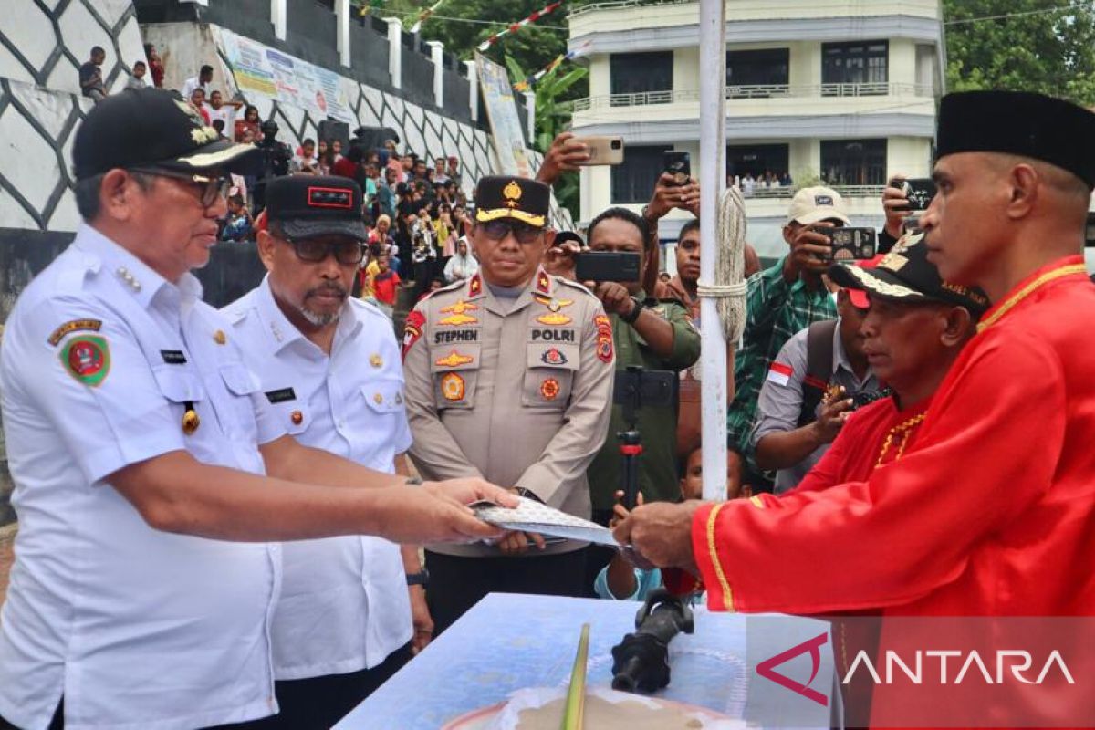 Warga Ohoi Elat dan Hoar Ngutru berdamai di hadapan Gubernur  Maluku