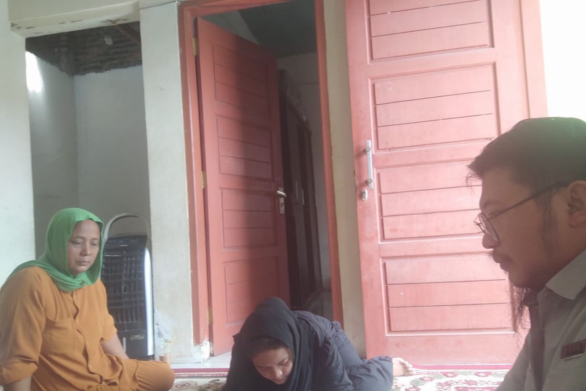 Petugas Jasa Raharja Kunjungi Rumah Ahli Waris korban laka lantas di Jalan Pulo Ampel - Merak