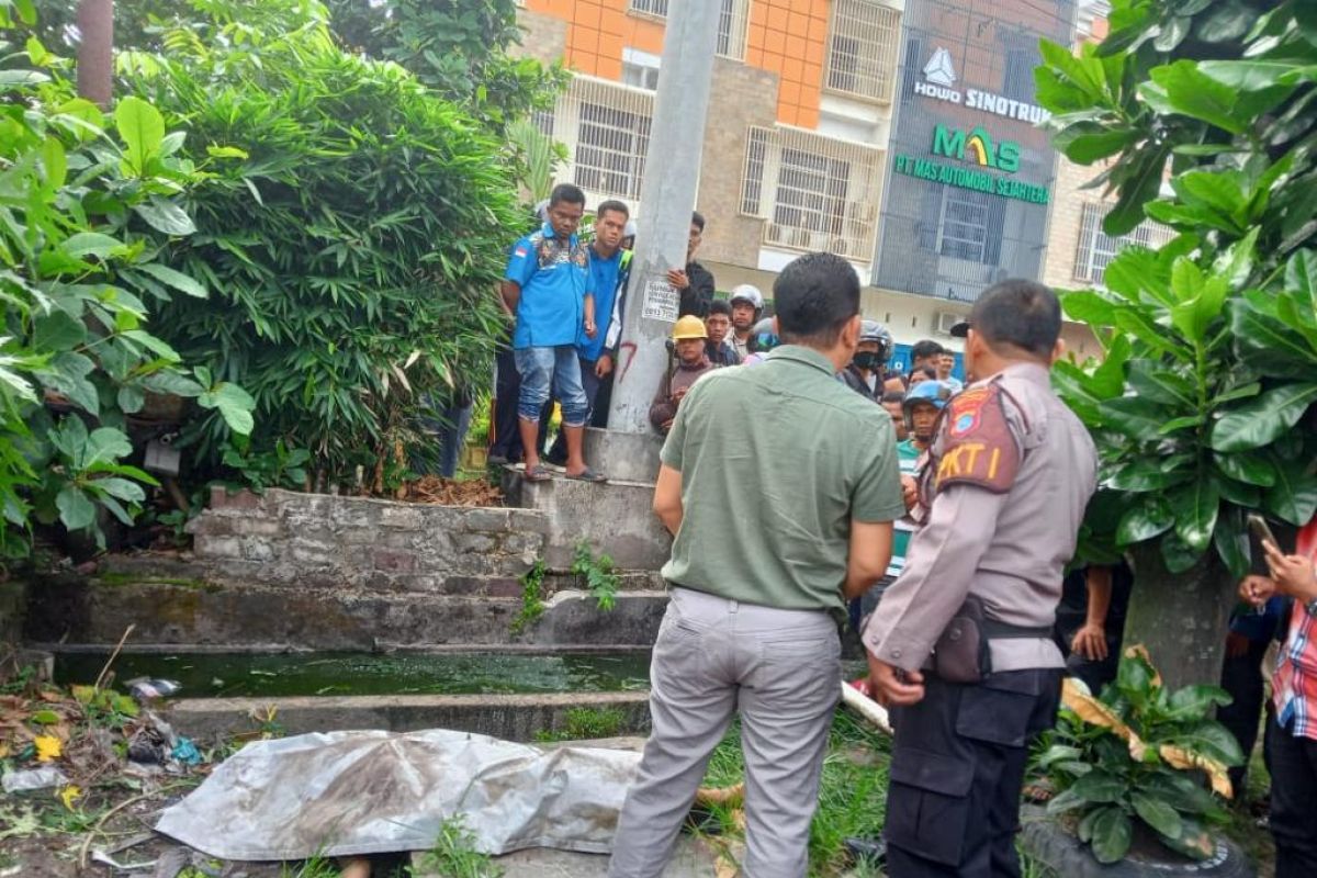 BREAKING NEWS - Mahasiswa Sumbar ditemukan tewas di tepi jalan Pekanbaru, ada sejumlah luka