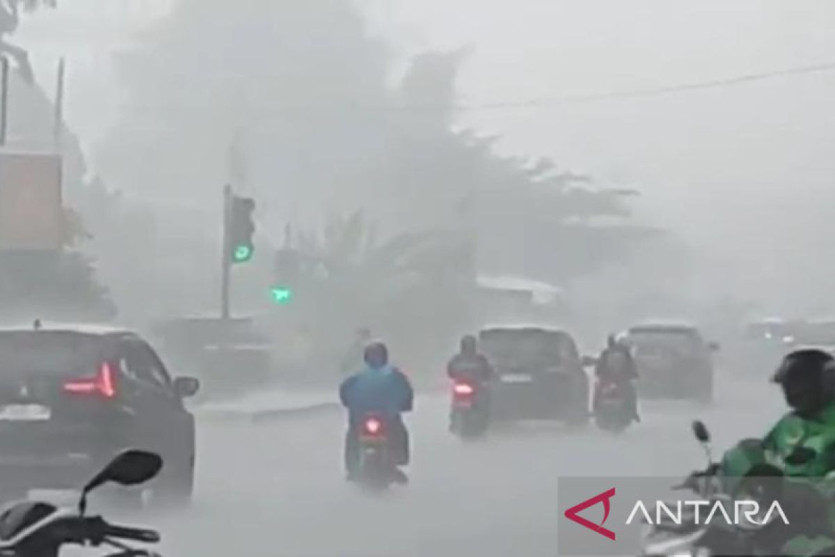 Waspada Jumat ini wilayah Jawa Timur berpotensi hujan deras