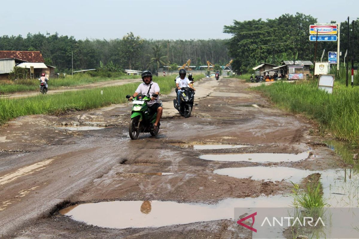 Jalan rusak Terusan Ryacudu ditimbun jelang Presiden datang ke Lampung