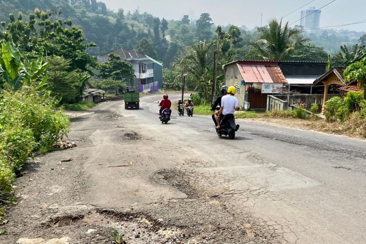Infrastruktur jalan menuju kawasan wisata Sumur Putri Bandarlampung rusak