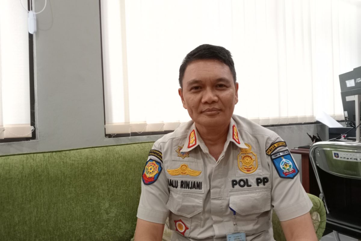 Satpol PP Lombok Tengah mencegah PKL di area terlarang Bandara Lombok