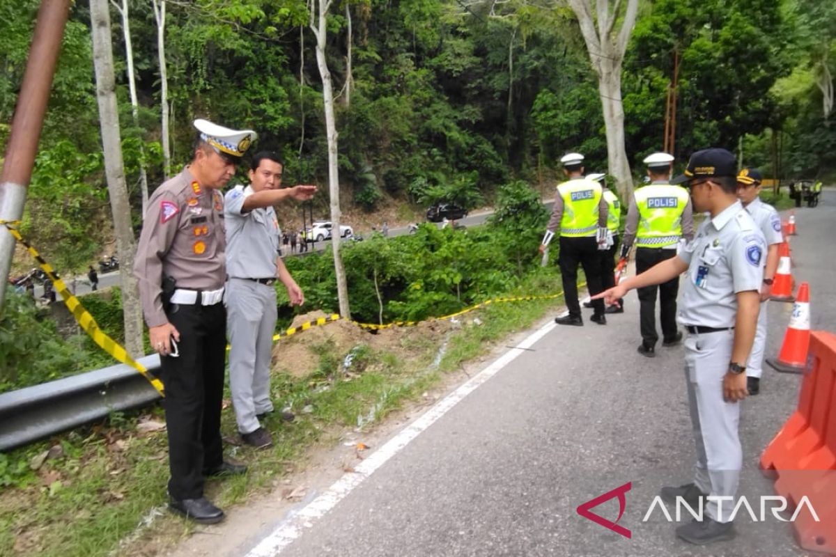 Polisi olah TKP pascakecelakaan bus di Kilometer 4 Toboli Parigi