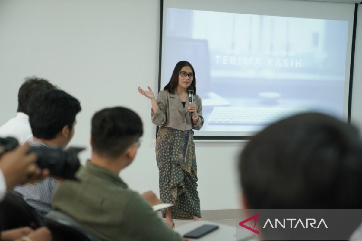 Prilly Latuconsina berikan kuliah strategi bisnis kreatif kepada mahasiswa Unud Bali