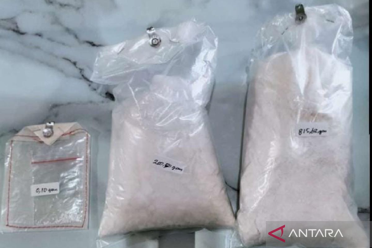Polisi periksa temuan 1,1 kilogram serbuk putih diduga kokain