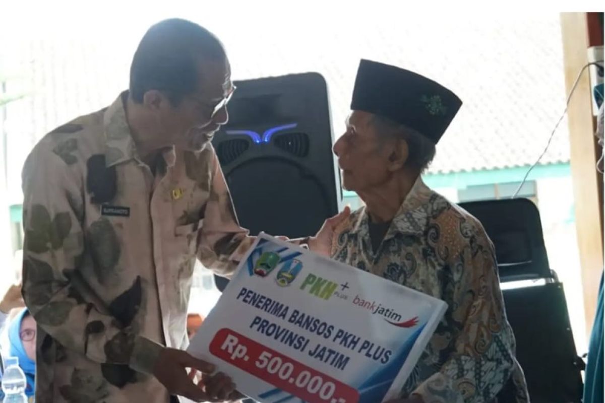 Pemkab Magetan salurkan bantuan PKH Plus kepada 458 lansia