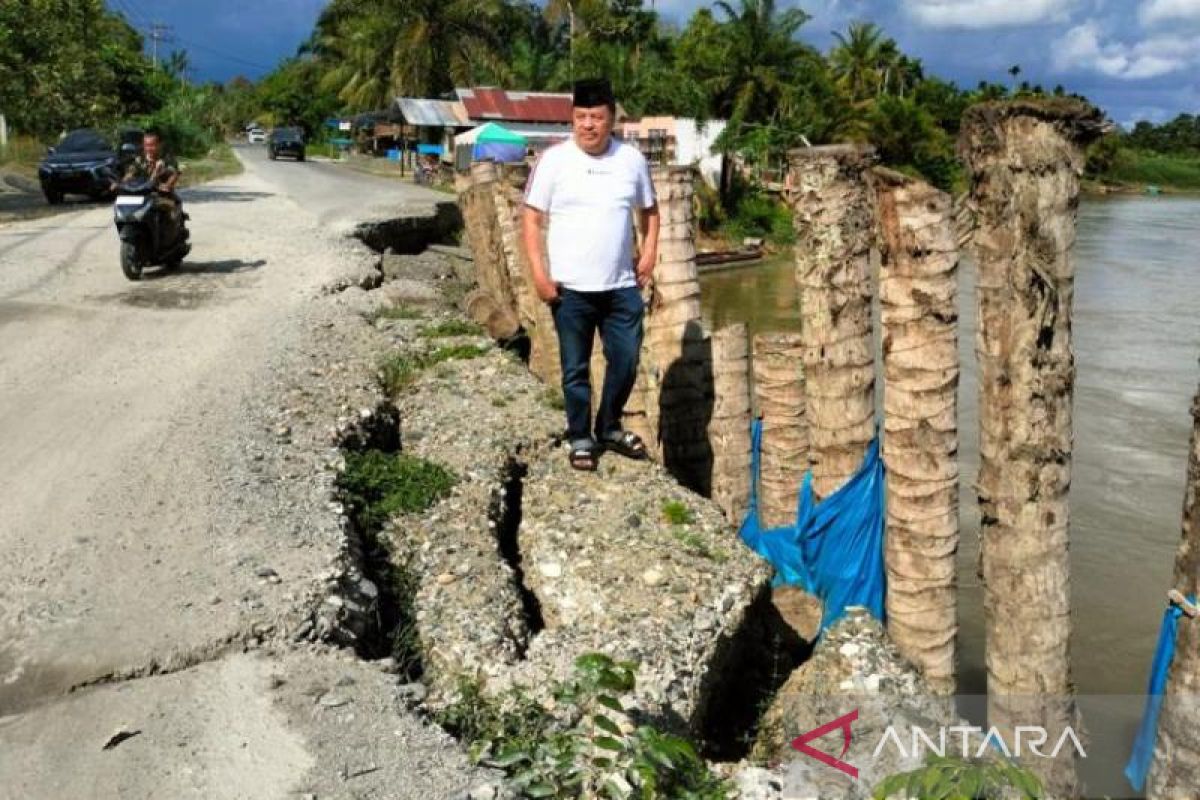 Pimpinan DPRA minta PUPR Aceh tangani kerusakan jalan dan erosi di Nagan Raya